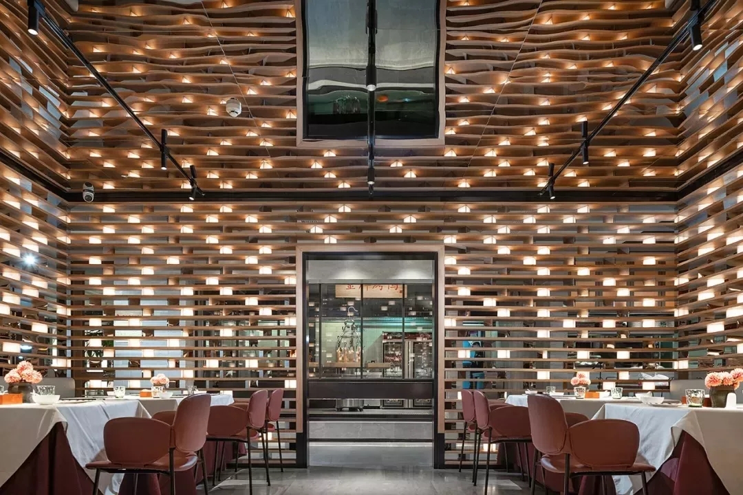 荔浦大鸭梨烤鸭店以全新的餐饮空间设计，冲破品牌桎梏，重塑品牌形象