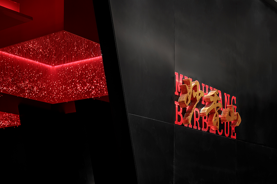 荔浦这家烤肉店的餐饮空间设计，俨然是红与黑的世界
