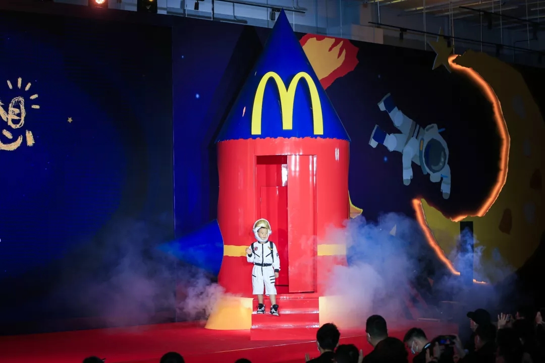 荔浦麦当劳中国为孩子“点亮梦想”，带你上天！